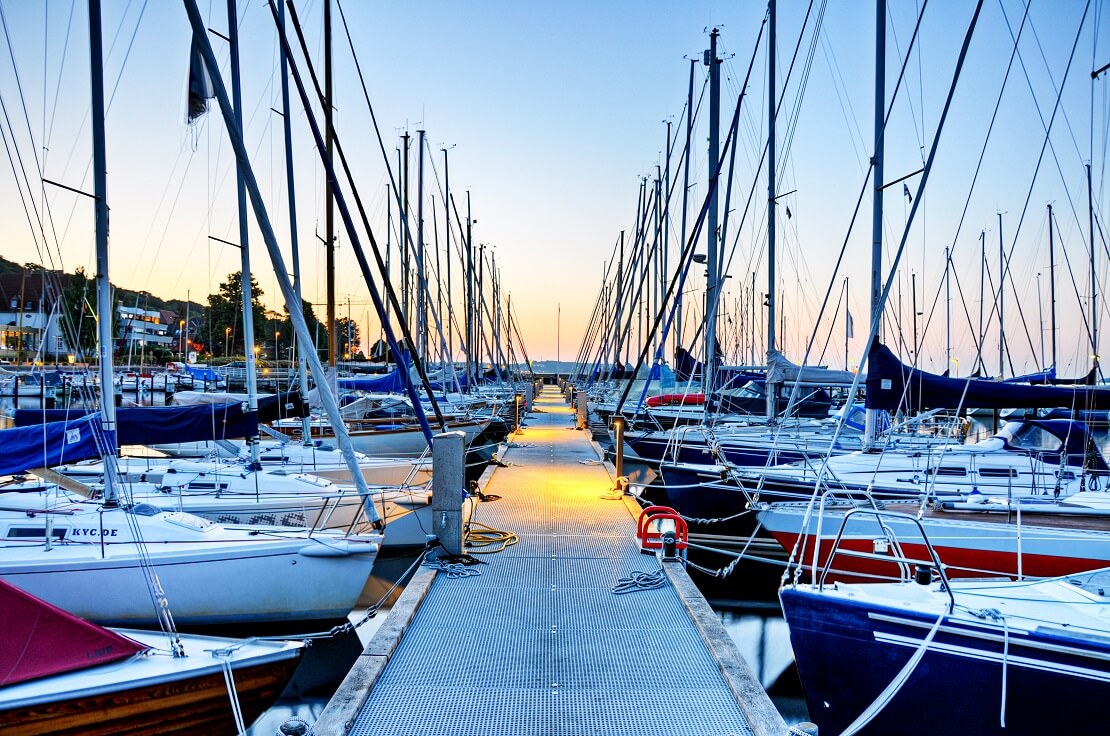 Ein Hafen mit Segelbooten