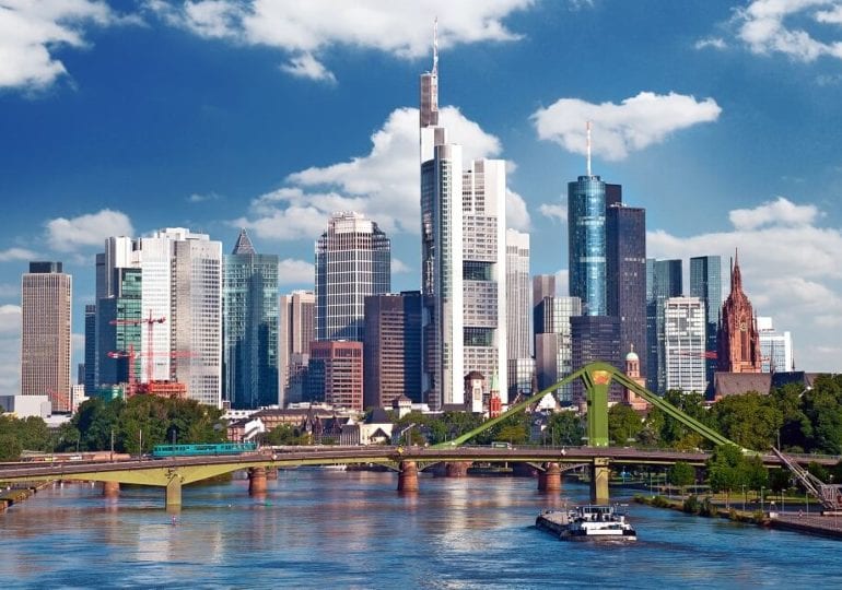 Der Main: Segeln vor der Skyline Frankfurts