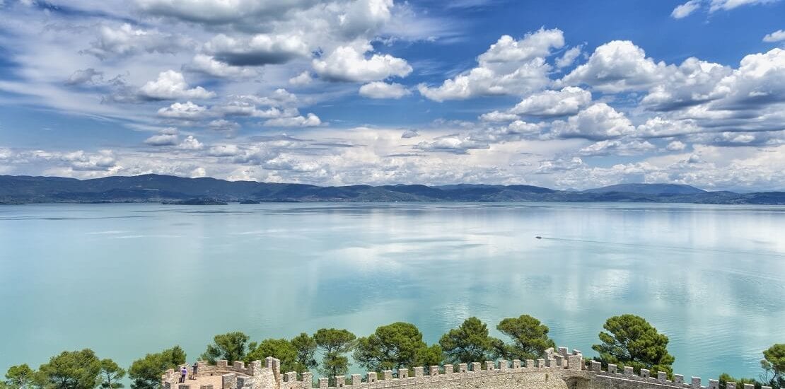 Lago Trasimeno: Segeln vor sanfter Berglandschaft Umbriens