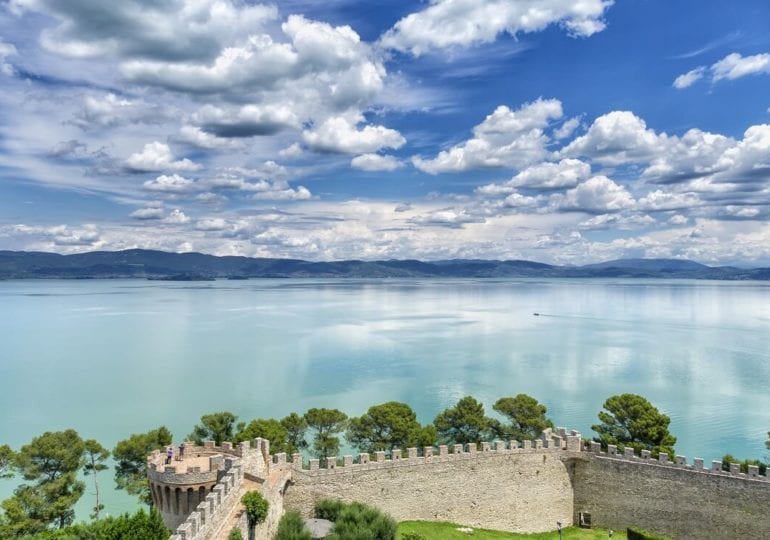 Lago Trasimeno: Segeln vor sanfter Berglandschaft Umbriens