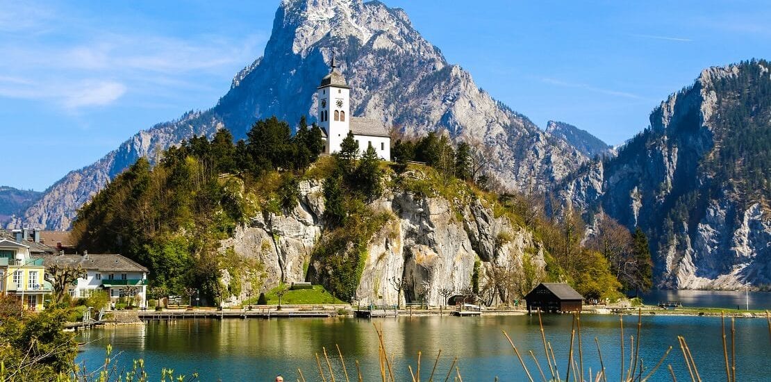 Der Traunsee als internationales Segelrevier vor tollem Bergpanorama