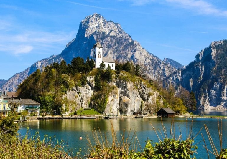 Der Traunsee als internationales Segelrevier vor tollem Bergpanorama