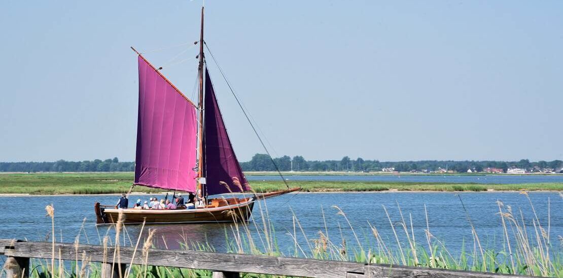 Zeesenboot: Tradition mit rotbraunem Segel