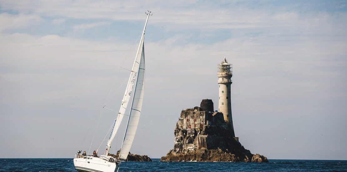 Rolex-Fastnet Race: Weltweit größte Offshore-Regatta in vollem Gange