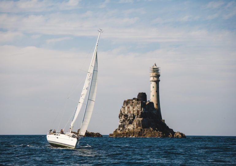 Rolex-Fastnet Race: Weltweit größte Offshore-Regatta in vollem Gange