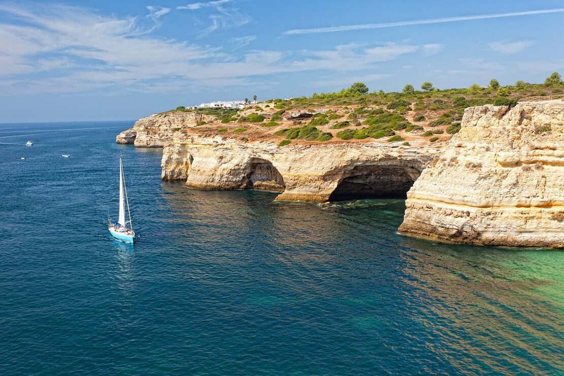 Atlantikküste in Portugal mit Segelboot