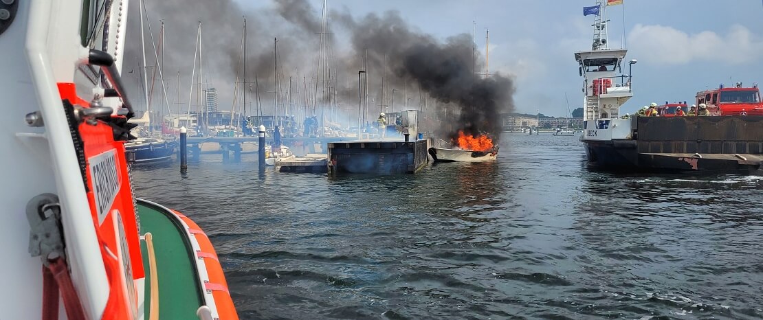 Brennendes Motorboot im Travemünder Hafen