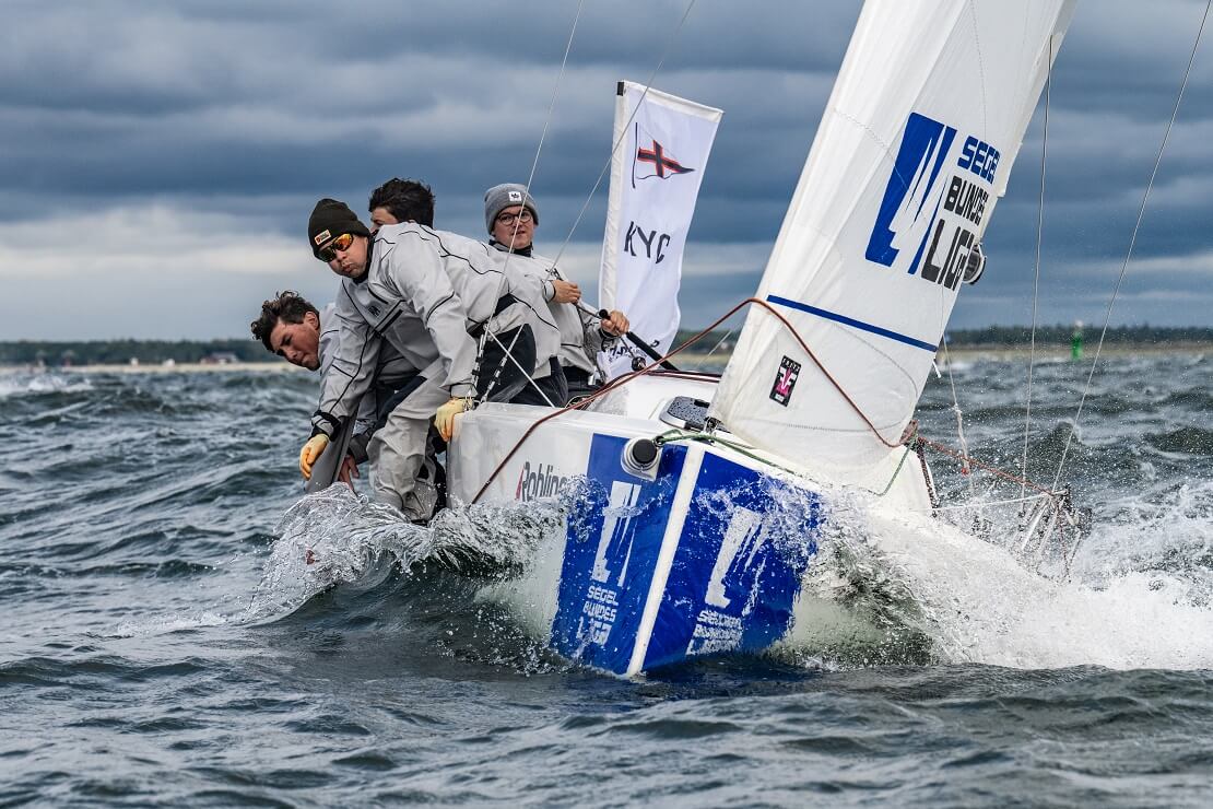 Kieler Yacht-Club auf dem Boot in Aktion