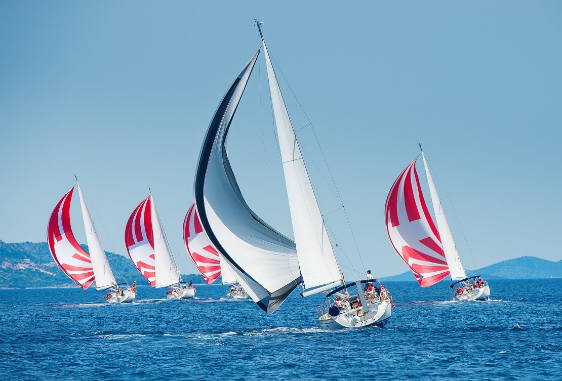 Boote bei Regatta mit Spinnaker