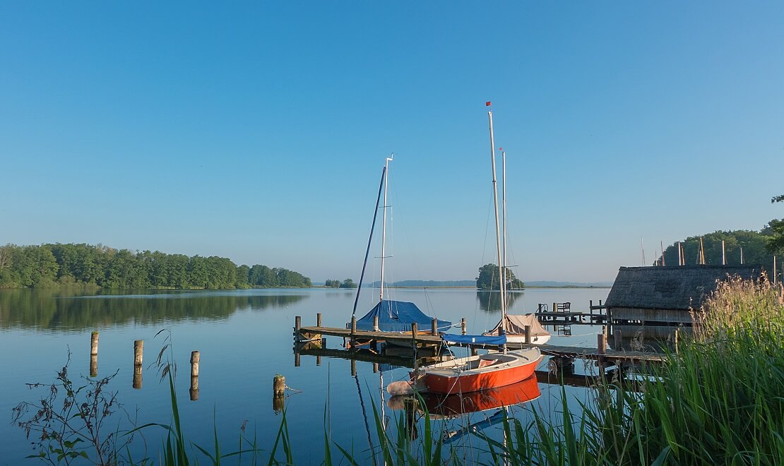 Segelboote am Steg am Plöner See