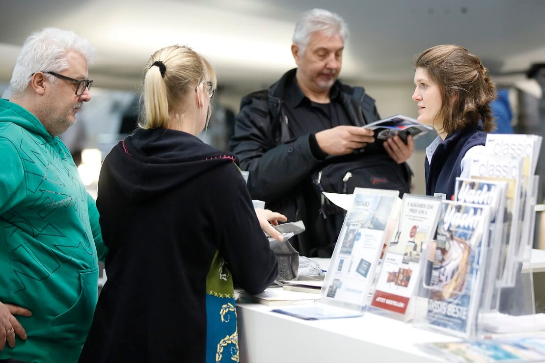 Aussteller und Besucher im Gespräch bei der boot Düsseldorf