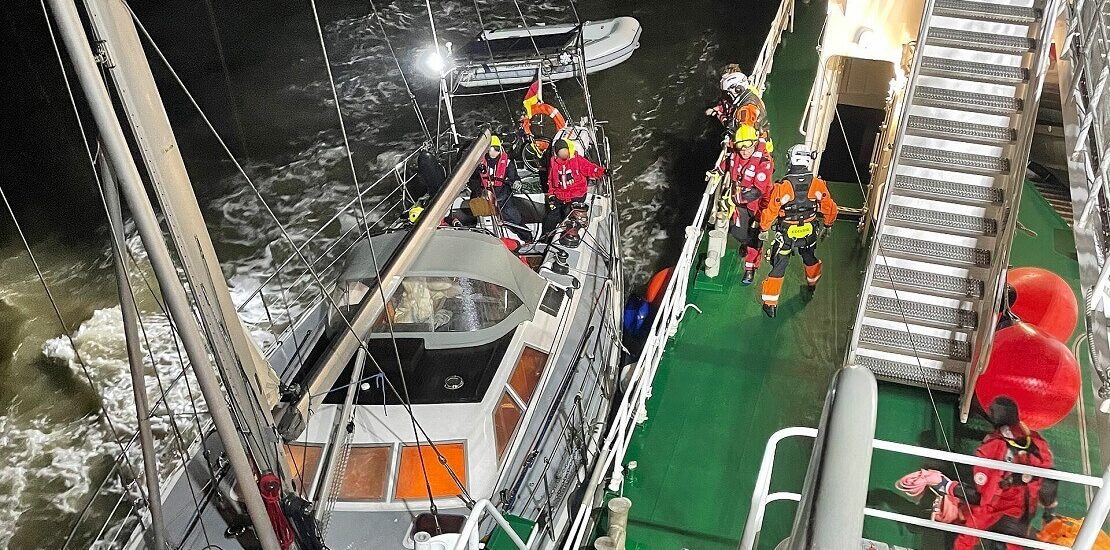 Seenotretter bergen verletzten Skipper bei starkem Seegang ab