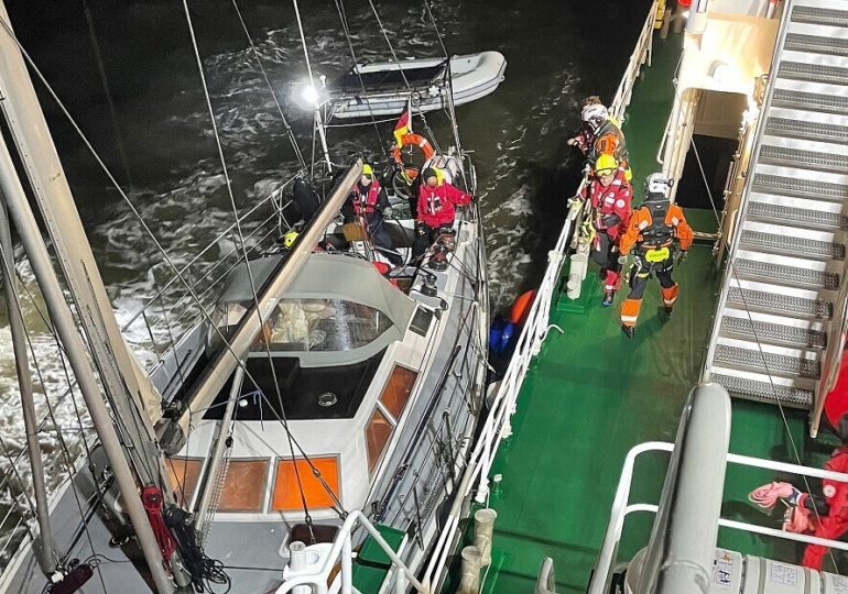 Seenotretter bergen verletzten Skipper bei starkem Seegang ab